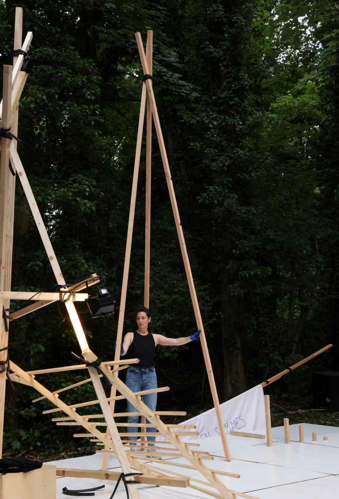 CE QU’IL RESTE A FAIRE ET LA OU NOUS EN SOMMES, Conception et interpretation Jeanne Brouaye, Creation sonore et sonorisation David Guerra, Creation lumiere Alice Panziera, Regie generale Nicolas Douchet, Costume Marjorie Potiron dans le cadre du Festival Bellastock, Evry-Courcouronnes le 13 juillet 2023 Interpretation : Jeanne Brouaye (photo by Patrick Berger)